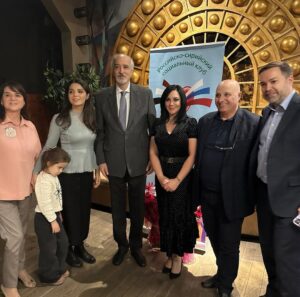 Sulaf Fawakherji Instagram - سعادة سفير الجمهورية العربية السورية فيي روسيا الاتحادية الدكتور بشار الجعفري والسيدة عقيلته ،
النادي السوري الروسي الاجتماعي يقدم  للفنانة القديرة سلاف فواخرجي شهادة تقدير على مجمل اعمالها الفنية المتميزة .
#بشار_الجعفري #موسكو #روسيا #النادي_السوري_الروسي_الاجتماعي 
#سلاف_فواخرجي 
@yarakashirin @bushra_a_i @am_douba