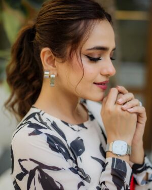 Sumbul Iqbal Instagram - 🕊️

Wearing @lulusaronline 
Makeup @nabila_salon @honeymakeupartist0109 @hairbyhaseeb_ 
Photography @abdulsamadziabridals  @abdulsamadzia 

#sumbuliqbal