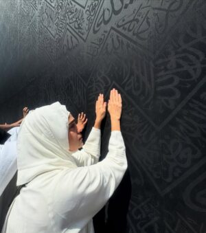 Sumbul Iqbal Instagram - Allah turn dream in to reality 🕋🤲🏻

Alhamdulillah ❤️ I completed my first Umrah 
I'm beyond grateful to Allah for this
incredible blessing.may we all be granted the chance to return again and again INSHALLAH ⭐️

I were planning to perfrom umrah from a long time finally Allah has answered all my prayers 🫶🏻

#firstumrah #umrah2024 #makkah #sumbuliqbal

Abaya @nosheenyousuf.co