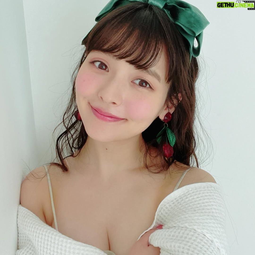 Sumire Uesaka - 41K Likes - きんようび〜!
皆さま、今週もたいへんおつかれさまでした!
きょうは!ハッピーバレンタインデー!!
おいしいチョコ食べちゃいましょう!やった〜!!
チョコ系のお写真…が見当たらなかったので、ジャンボさくらんぼイヤリングのお写真などです
バレンタインですし…きょうのおやつはチョコにしましょ!私もそうする!共に食べましょう!
皆さまがしあわせ〜なひととき、過ごせますようにっ!
それでは、すこやかな金曜日をお過ごしくださいね!
#上坂すみれ
