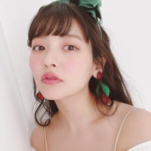 Sumire Uesaka Instagram - きんようび〜！
皆さま、今週もたいへんおつかれさまでした！

きょうは！ハッピーバレンタインデー！！
おいしいチョコ食べちゃいましょう！やった〜！！
チョコ系のお写真…が見当たらなかったので、ジャンボさくらんぼイヤリングのお写真などです

バレンタインですし…きょうのおやつはチョコにしましょ！私もそうする！共に食べましょう！
皆さまがしあわせ〜なひととき、過ごせますようにっ！

それでは、すこやかな金曜日をお過ごしくださいね！

#上坂すみれ
