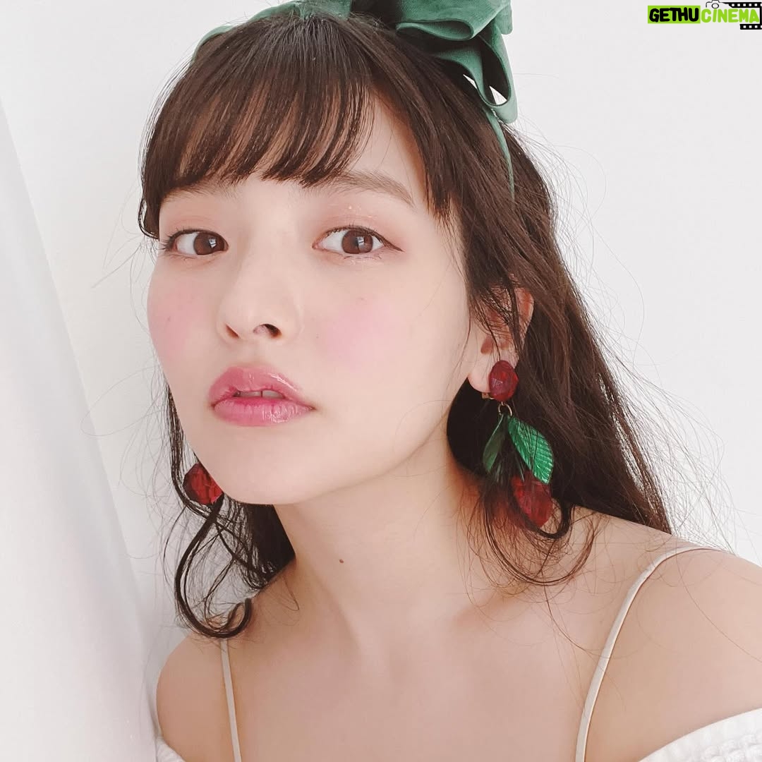 Sumire Uesaka - 41K Likes - きんようび〜!
皆さま、今週もたいへんおつかれさまでした!
きょうは!ハッピーバレンタインデー!!
おいしいチョコ食べちゃいましょう!やった〜!!
チョコ系のお写真…が見当たらなかったので、ジャンボさくらんぼイヤリングのお写真などです
バレンタインですし…きょうのおやつはチョコにしましょ!私もそうする!共に食べましょう!
皆さまがしあわせ〜なひととき、過ごせますようにっ!
それでは、すこやかな金曜日をお過ごしくださいね!
#上坂すみれ