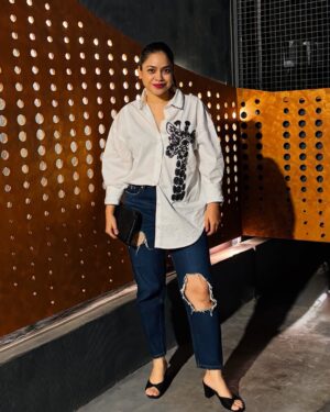 Sumona Chakravarti Instagram - Giraffes don’t argue; they just stand tall.
🤓😜 🦒 

#PunIntended 

Shirt - @thetemplehousebyrheapillai