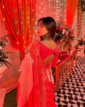 Sunakshi Grove Instagram - Gulabi saadi aani laali laal-laal 🌺 wearing @srishtigrover_label