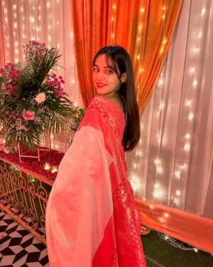 Sunakshi Grove Instagram - Gulabi saadi aani laali laal-laal 🌺 wearing @srishtigrover_label