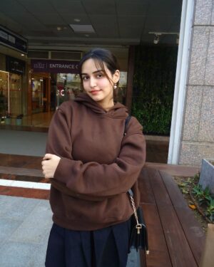 Sunakshi Grove Instagram - A broke girl who loves to shop