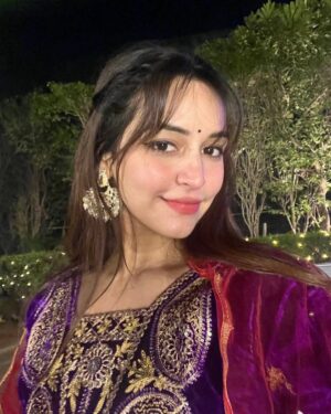 Sunakshi Grove Instagram - Winter wedding ft. pink nosie and chai