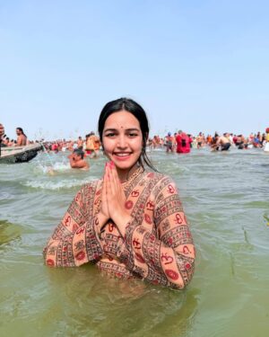 Sunakshi Grove Instagram - As my dear dadi wisely says, “Kumbh ka snaan aise hi nahi milta.” 

Through delays and doubts, I arrived—and found peace in the chaos. Taking a dip in the holy waters, I closed my eyes and offered my gratitude—not just for this moment, but for the unseen blessings that led me here.🕉️