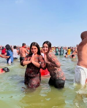 Sunakshi Grove Instagram - As my dear dadi wisely says, “Kumbh ka snaan aise hi nahi milta.” 

Through delays and doubts, I arrived—and found peace in the chaos. Taking a dip in the holy waters, I closed my eyes and offered my gratitude—not just for this moment, but for the unseen blessings that led me here.🕉️