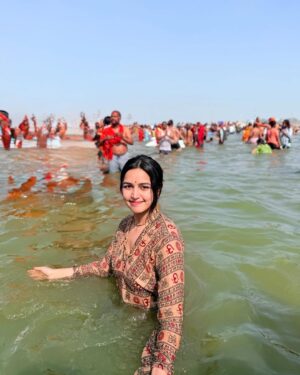 Sunakshi Grove Instagram - As my dear dadi wisely says, “Kumbh ka snaan aise hi nahi milta.” 

Through delays and doubts, I arrived—and found peace in the chaos. Taking a dip in the holy waters, I closed my eyes and offered my gratitude—not just for this moment, but for the unseen blessings that led me here.🕉️