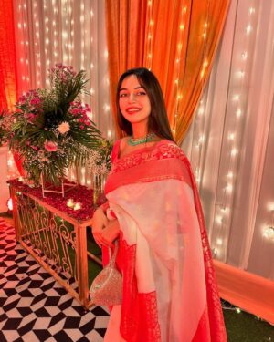 Sunakshi Grove Instagram - Gulabi saadi aani laali laal-laal 🌺 wearing @srishtigrover_label