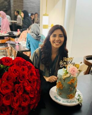 Sunita Marshall Instagram - One of the best surprise thrown in by my darling @hassan.ahmedofficial on my birthday with my loved ones ( you pulled it off hubby Yayyyy 🥳 ). Special thanks to @sadi_yahya who flew in from Peshawar ( the cake was beautiful and yummy 😋 ). @sarinomz you kept the surprise till the end and asking me to wear something nice ( dumb me still couldn’t understand😂). @benitadavid.official I miss our old times cousin. @sana.fahd tum na hoti tu kiya hota ❤️. @kulsoom.habib @sabeeh_o @sabajeez  I love you guys yaar  @aisha.mahboob I’m so glad to came. Amna Ali sab ki dost , dostoon ki dost 🤗 @uroojallawala thank you for helping Hasan with the plan 🥰 @fatima.a.yazdani @ayeshauquaily @lalarukh_abbas you beauties you all made my day. @anamshaikhdesigns can’t wait to hold your baby in my arms. @timma.khan you have officially become my designer @nadia_ishtiaq my travel partner where are we going next? . @saudqasmi @mtahseenkhan @salinasipraofficial @fazalhussainofficial @syedatuba we are #babybaji family and may we always be like that  @javeria_saud_official I know you are in Aitikaf but really missed you alot and all those who couldn’t make it. Once again thank you all from the bottom of my heart. 
  HAPPY BIRTHDAY TO ME 
It’s tomorrow actually 😀