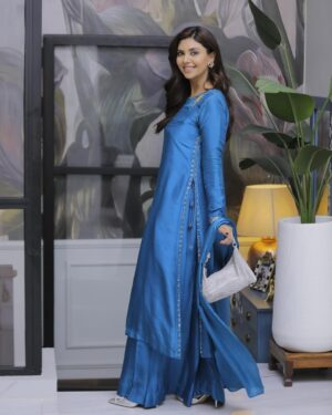 Sunita Marshall Instagram - Eid day 3 wearing the fabulous outfit by @mariyamdrizwan 
.
.
📸 @sadataliclicks