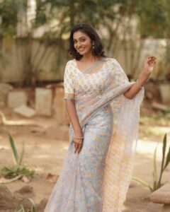 Actress Sunitha Srinivasan HD Photos and Wallpapers February 2025