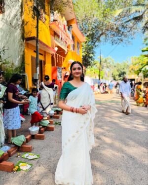 Surabhi Santosh Instagram - May Devi bless us all with good health and prosperity ✨
Attukal Amme namosthuthey🙏🏼
#AttukalPongala2025