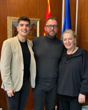 Suzan Kardeş Instagram - Bende hayaller şelale ve Makedonyada Kültür Bakanı @zoran_ljutkov ile görüştük. Görüşmemiz çok samimi ve sıcak geçti. Umudum arttı, Makedonya  hayalime az kaldı. Bu yılki Hıdırellezime daver ettik, teşrif edecekler. Buda benim çabalarımın boşa gitmediğini  @unesco imzaladığı Somut olmayan geleneğin artık tek temsilcisi olma yolundayım. Ve bu beni çok gururlandırıyor.Seneye umarım tüm Makedonya’da şahane bir Hıdırellez yaşayacağız. 💐💃🍀💋🧿⭐️👏🤲🌺🌸 @unwomenturkiye @undpturkiye @unitednationsturkey @ankarasokum @tckulturturizm @bkmonline @bkmsahne @uniqistanbul @istanbulbuyuksehirbld @ibb_kultur @yusufeminii @razakiletisimenajerlik @suzaninhidirellezfestivali @nebahatrusid @mhr_polat @ocaloguz1 #üsküp #makedonija #hıdırellez #festival #bahçe #bahar #aşk #bereket #sağlık #güzel #mutluluk