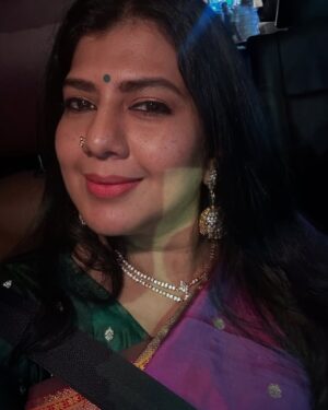 Swarnamalya Instagram - These pictures are to share the joy of wearing a beautiful beautiful beautiful double adigai by @sthree_creatives my friend Srimathi Mohan sent this to me with so much love. And I found the perfect occasion to wear it to my Guru Sarasama’s anniversary celebrations yday. It stood out, shining. I loved how it sat so perfectly on the neck and can’t wait to wear it again and again. Sthree is making amazing sarees and reviving traditions. The adigai left us mainly because of how it wouldn’t sit properly on the neck. But Srimathi’s work with master craftspeople has revived it to its rightful glory. I love it ❤️