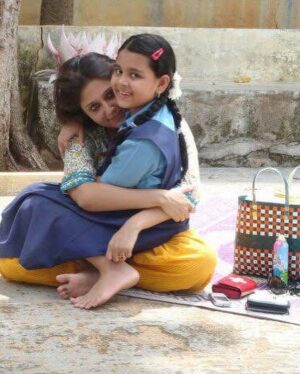 Swastika Mukherjee Instagram - মানি যখন পুট্টাপার্থী তে হোস্টেল এ পড়ত, সপ্তাহে দুদিন ওদের oil put day ছিল। 
ফোন এ বলত - মা আজকে আমার oil put হয়েছে। আর ওয়ার্ডেন আন্টি বলেছেন জ্যাসমিন অয়েল না দিতে কারন we will get lice তাই শুধু কোকোনাট অয়েল। 
মানি কে যখন দেখতে যেতাম, দুটো লম্বা সুন্দর বিনুনি ঝুলিয়ে আসত, মাথায় নারকেল তেল দিয়ে পরিপাটি করে বাঁধা। 
আমিও ছোটবেলায় এবং বড় বেলায় যতদিন লম্বা চুল ছিল, মাথায় তেল লাগিয়ে সর্বত্র গেছি। 
সময়ের সঙ্গে কখন যে চুল এ তেল মাখা বা তেলা মাথায় বাড়ি থেকে বেরোনো টা গাইয়া ব্যাপার হয়ে গেল বুঝলাম না। 
মা মাসিরা তো সারাজীবন চুলে তেল দিয়ে অফিস, সংসার, বাজার, বেড়াতে যাওযা সবই করল। 
আজকাল সবাই পার্লার এ গিয়ে অয়েল ম্যাসাজ নিয়েই শ্যাম্পু করে ফেলে। বাড়ি তে তেল মাখার পাঠ চুকে গেছে। 
পুরো জীবনটাই কেমন শুধু ইনস্টাগ্রাম এ দেওয়া যাবে তো - তাহলেই হলো মার্কা হয়ে গেছে। 
রিসেন্টলি একটা কাজ এ পন্ডিচেরি গেছিলাম। ওরা এখনও কেমন নিজেদের স্বাভাবিক জীবনযাপন কে ধরে রেখেছে। সব করছে, বাড়িতে বাইরে কাজ, পড়াশুনো, আনন্দ হুল্লোর কিন্তু স্বাভাবিকতা রেখে। 
আমরা দিনেদিনে কেমন যেন একটা হয়ে যাচ্ছি আর এই শুধু লোক দেখানোর জন্য বেঁচে থাকা খুবই ক্লান্তিকর। 
সেদিন পন্ডিতে কাজ শেষে একটা আয়ুর্বেদিক জায়গায় গিয়ে খুব করে তেল মাখলাম। হলুদ ও মাখলাম। দোকানের মেয়েটি আমায় বারবার বলল - ম্যাম শ্যাম্পু করে নেবেন? ভাবলাম না করব না। মাথায় তেল থাকুক। এরম করেই প্লেন ধরে ফিরব। তাতে আমার স্টাইল স্টেটমেন্ট কতটা নষ্ট হয় দেখি। লোকে আমার দিকে - আমি অন্য গ্রহ থেকে এসছি মার্কা দেখছে কিনা তাও দেখি। 
পরের দিন হোটেল থেকে বেরোনোর সময় স্নান করে রেডি হচ্ছি, মানির সেই অয়েল পুট এর কথা মনে পরে গেল। 
আসলে এসবে কিছুই হয়না। তেল, শ‍্যাম্পু, মেকাপ, ব্র‍্যানডেড জামাকাপড় - আরমবর মাত্র। আমরা নিজেরাই নিজেদের নিয়ে ব্যতিব্যস্ত হয়ে থাকি। কে কোথায় কি পোস্ট করে ফেলল আর আমার করা হল না ব‍্যাস ওই টা করে ফেলার জন‍্য দে দৌড় - এই করছি আমরা। 
অন্তঃসার শুন‍্য হয়ে খালি বৈভব প্রকাশ করার কম্পিটিশন… 
যাগগে, দিব্যি লোক সমাজে ঘুরে বেড়িয়ে, অটো লাইন এ দাড়িয়ে মাথায় এক গাড়ি তেল নিয়ে দেশের এক প্রান্ত থেকে আর এক প্রান্তে চলে এলাম। 
ইনস্টাগ্রাম এ ছবিও দিলাম। কিস্যু হলো না। 
আমি যে স্বস্তিকা মুখার্জি ছিলাম, তাই রইলাম। 
তেল মাথায় থাকলে যে দারুণ খোপা টা হয় সেটা বিশ্বের সবচেয়ে দামি জেল দিয়ে হয়না। 
এবার থেকে যখন ইচ্ছে হবে OIL PUT and DO খোপা OR বিনুনি and do whatever you want to do woman 💃🏽❤️