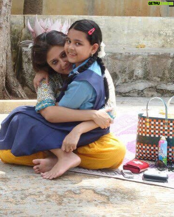 Swastika Mukherjee - 52K Likes - মানি যখন পুট্টাপার্থী তে হোস্টেল এ পড়ত, সপ্তাহে দুদিন ওদের oil put day ছিল। 
ফোন এ বলত - মা আজকে আমার oil put হয়েছে। আর ওয়ার্ডেন আন্টি বলেছেন জ্যাসমিন অয়েল না দিতে কারন we will get lice তাই শুধু কোকোনাট অয়েল। 
মানি কে যখন দেখতে যেতাম, দুটো লম্বা সুন্দর বিনুনি ঝুলিয়ে আসত, মাথায় নারকেল তেল দিয়ে পরিপাটি করে বাঁধা। 
আমিও ছোটবেলায় এবং বড় বেলায় যতদিন লম্বা চুল ছিল, মাথায় তেল লাগিয়ে সর্বত্র গেছি। 
সময়ের সঙ্গে কখন যে চুল এ তেল মাখা বা তেলা মাথায় বাড়ি থেকে বেরোনো টা গাইয়া ব্যাপার হয়ে গেল বুঝলাম না। 
মা মাসিরা তো সারাজীবন চুলে তেল দিয়ে অফিস, সংসার, বাজার, বেড়াতে যাওযা সবই করল। 
আজকাল সবাই পার্লার এ গিয়ে অয়েল ম্যাসাজ নিয়েই শ্যাম্পু করে ফেলে। বাড়ি তে তেল মাখার পাঠ চুকে গেছে। 
পুরো জীবনটাই কেমন শুধু ইনস্টাগ্রাম এ দেওয়া যাবে তো - তাহলেই হলো মার্কা হয়ে গেছে। 
রিসেন্টলি একটা কাজ এ পন্ডিচেরি গেছিলাম। ওরা এখনও কেমন নিজেদের স্বাভাবিক জীবনযাপন কে ধরে রেখেছে। সব করছে, বাড়িতে বাইরে কাজ, পড়াশুনো, আনন্দ হুল্লোর কিন্তু স্বাভাবিকতা রেখে। 
আমরা দিনেদিনে কেমন যেন একটা হয়ে যাচ্ছি আর এই শুধু লোক দেখানোর জন্য বেঁচে থাকা খুবই ক্লান্তিকর। 
সেদিন পন্ডিতে কাজ শেষে একটা আয়ুর্বেদিক জায়গায় গিয়ে খুব করে তেল মাখলাম। হলুদ ও মাখলাম। দোকানের মেয়েটি আমায় বারবার বলল - ম্যাম শ্যাম্পু করে নেবেন? ভাবলাম না করব না। মাথায় তেল থাকুক। এরম করেই প্লেন ধরে ফিরব। তাতে আমার স্টাইল স্টেটমেন্ট কতটা নষ্ট হয় দেখি। লোকে আমার দিকে - আমি অন্য গ্রহ থেকে এসছি মার্কা দেখছে কিনা তাও দেখি। 
পরের দিন হোটেল থেকে বেরোনোর সময় স্নান করে রেডি হচ্ছি, মানির সেই অয়েল পুট এর কথা মনে পরে গেল। 
আসলে এসবে কিছুই হয়না। তেল, শ‍্যাম্পু, মেকাপ, ব্র‍্যানডেড জামাকাপড় - আরমবর মাত্র। আমরা নিজেরাই নিজেদের নিয়ে ব্যতিব্যস্ত হয়ে থাকি। কে কোথায় কি পোস্ট করে ফেলল আর আমার করা হল না ব‍্যাস ওই টা করে ফেলার জন‍্য দে দৌড় - এই করছি আমরা। 
অন্তঃসার শুন‍্য হয়ে খালি বৈভব প্রকাশ করার কম্পিটিশন… 
যাগগে, দিব্যি লোক সমাজে ঘুরে বেড়িয়ে, অটো লাইন এ দাড়িয়ে মাথায় এক গাড়ি তেল নিয়ে দেশের এক প্রান্ত থেকে আর এক প্রান্তে চলে এলাম। 
ইনস্টাগ্রাম এ ছবিও দিলাম। কিস্যু হলো না। 
আমি যে স্বস্তিকা মুখার্জি ছিলাম, তাই রইলাম। 
তেল মাথায় থাকলে যে দারুণ খোপা টা হয় সেটা বিশ্বের সবচেয়ে দামি জেল দিয়ে হয়না। 
এবার থেকে যখন ইচ্ছে হবে OIL PUT and DO খোপা OR বিনুনি and do whatever you want to do woman 💃🏽❤️