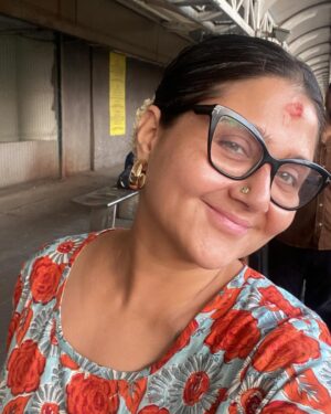 Swastika Mukherjee Instagram - মানি যখন পুট্টাপার্থী তে হোস্টেল এ পড়ত, সপ্তাহে দুদিন ওদের oil put day ছিল। 
ফোন এ বলত - মা আজকে আমার oil put হয়েছে। আর ওয়ার্ডেন আন্টি বলেছেন জ্যাসমিন অয়েল না দিতে কারন we will get lice তাই শুধু কোকোনাট অয়েল। 
মানি কে যখন দেখতে যেতাম, দুটো লম্বা সুন্দর বিনুনি ঝুলিয়ে আসত, মাথায় নারকেল তেল দিয়ে পরিপাটি করে বাঁধা। 
আমিও ছোটবেলায় এবং বড় বেলায় যতদিন লম্বা চুল ছিল, মাথায় তেল লাগিয়ে সর্বত্র গেছি। 
সময়ের সঙ্গে কখন যে চুল এ তেল মাখা বা তেলা মাথায় বাড়ি থেকে বেরোনো টা গাইয়া ব্যাপার হয়ে গেল বুঝলাম না। 
মা মাসিরা তো সারাজীবন চুলে তেল দিয়ে অফিস, সংসার, বাজার, বেড়াতে যাওযা সবই করল। 
আজকাল সবাই পার্লার এ গিয়ে অয়েল ম্যাসাজ নিয়েই শ্যাম্পু করে ফেলে। বাড়ি তে তেল মাখার পাঠ চুকে গেছে। 
পুরো জীবনটাই কেমন শুধু ইনস্টাগ্রাম এ দেওয়া যাবে তো - তাহলেই হলো মার্কা হয়ে গেছে। 
রিসেন্টলি একটা কাজ এ পন্ডিচেরি গেছিলাম। ওরা এখনও কেমন নিজেদের স্বাভাবিক জীবনযাপন কে ধরে রেখেছে। সব করছে, বাড়িতে বাইরে কাজ, পড়াশুনো, আনন্দ হুল্লোর কিন্তু স্বাভাবিকতা রেখে। 
আমরা দিনেদিনে কেমন যেন একটা হয়ে যাচ্ছি আর এই শুধু লোক দেখানোর জন্য বেঁচে থাকা খুবই ক্লান্তিকর। 
সেদিন পন্ডিতে কাজ শেষে একটা আয়ুর্বেদিক জায়গায় গিয়ে খুব করে তেল মাখলাম। হলুদ ও মাখলাম। দোকানের মেয়েটি আমায় বারবার বলল - ম্যাম শ্যাম্পু করে নেবেন? ভাবলাম না করব না। মাথায় তেল থাকুক। এরম করেই প্লেন ধরে ফিরব। তাতে আমার স্টাইল স্টেটমেন্ট কতটা নষ্ট হয় দেখি। লোকে আমার দিকে - আমি অন্য গ্রহ থেকে এসছি মার্কা দেখছে কিনা তাও দেখি। 
পরের দিন হোটেল থেকে বেরোনোর সময় স্নান করে রেডি হচ্ছি, মানির সেই অয়েল পুট এর কথা মনে পরে গেল। 
আসলে এসবে কিছুই হয়না। তেল, শ‍্যাম্পু, মেকাপ, ব্র‍্যানডেড জামাকাপড় - আরমবর মাত্র। আমরা নিজেরাই নিজেদের নিয়ে ব্যতিব্যস্ত হয়ে থাকি। কে কোথায় কি পোস্ট করে ফেলল আর আমার করা হল না ব‍্যাস ওই টা করে ফেলার জন‍্য দে দৌড় - এই করছি আমরা। 
অন্তঃসার শুন‍্য হয়ে খালি বৈভব প্রকাশ করার কম্পিটিশন… 
যাগগে, দিব্যি লোক সমাজে ঘুরে বেড়িয়ে, অটো লাইন এ দাড়িয়ে মাথায় এক গাড়ি তেল নিয়ে দেশের এক প্রান্ত থেকে আর এক প্রান্তে চলে এলাম। 
ইনস্টাগ্রাম এ ছবিও দিলাম। কিস্যু হলো না। 
আমি যে স্বস্তিকা মুখার্জি ছিলাম, তাই রইলাম। 
তেল মাথায় থাকলে যে দারুণ খোপা টা হয় সেটা বিশ্বের সবচেয়ে দামি জেল দিয়ে হয়না। 
এবার থেকে যখন ইচ্ছে হবে OIL PUT and DO খোপা OR বিনুনি and do whatever you want to do woman 💃🏽❤️