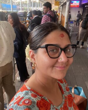 Swastika Mukherjee Instagram - মানি যখন পুট্টাপার্থী তে হোস্টেল এ পড়ত, সপ্তাহে দুদিন ওদের oil put day ছিল। 
ফোন এ বলত - মা আজকে আমার oil put হয়েছে। আর ওয়ার্ডেন আন্টি বলেছেন জ্যাসমিন অয়েল না দিতে কারন we will get lice তাই শুধু কোকোনাট অয়েল। 
মানি কে যখন দেখতে যেতাম, দুটো লম্বা সুন্দর বিনুনি ঝুলিয়ে আসত, মাথায় নারকেল তেল দিয়ে পরিপাটি করে বাঁধা। 
আমিও ছোটবেলায় এবং বড় বেলায় যতদিন লম্বা চুল ছিল, মাথায় তেল লাগিয়ে সর্বত্র গেছি। 
সময়ের সঙ্গে কখন যে চুল এ তেল মাখা বা তেলা মাথায় বাড়ি থেকে বেরোনো টা গাইয়া ব্যাপার হয়ে গেল বুঝলাম না। 
মা মাসিরা তো সারাজীবন চুলে তেল দিয়ে অফিস, সংসার, বাজার, বেড়াতে যাওযা সবই করল। 
আজকাল সবাই পার্লার এ গিয়ে অয়েল ম্যাসাজ নিয়েই শ্যাম্পু করে ফেলে। বাড়ি তে তেল মাখার পাঠ চুকে গেছে। 
পুরো জীবনটাই কেমন শুধু ইনস্টাগ্রাম এ দেওয়া যাবে তো - তাহলেই হলো মার্কা হয়ে গেছে। 
রিসেন্টলি একটা কাজ এ পন্ডিচেরি গেছিলাম। ওরা এখনও কেমন নিজেদের স্বাভাবিক জীবনযাপন কে ধরে রেখেছে। সব করছে, বাড়িতে বাইরে কাজ, পড়াশুনো, আনন্দ হুল্লোর কিন্তু স্বাভাবিকতা রেখে। 
আমরা দিনেদিনে কেমন যেন একটা হয়ে যাচ্ছি আর এই শুধু লোক দেখানোর জন্য বেঁচে থাকা খুবই ক্লান্তিকর। 
সেদিন পন্ডিতে কাজ শেষে একটা আয়ুর্বেদিক জায়গায় গিয়ে খুব করে তেল মাখলাম। হলুদ ও মাখলাম। দোকানের মেয়েটি আমায় বারবার বলল - ম্যাম শ্যাম্পু করে নেবেন? ভাবলাম না করব না। মাথায় তেল থাকুক। এরম করেই প্লেন ধরে ফিরব। তাতে আমার স্টাইল স্টেটমেন্ট কতটা নষ্ট হয় দেখি। লোকে আমার দিকে - আমি অন্য গ্রহ থেকে এসছি মার্কা দেখছে কিনা তাও দেখি। 
পরের দিন হোটেল থেকে বেরোনোর সময় স্নান করে রেডি হচ্ছি, মানির সেই অয়েল পুট এর কথা মনে পরে গেল। 
আসলে এসবে কিছুই হয়না। তেল, শ‍্যাম্পু, মেকাপ, ব্র‍্যানডেড জামাকাপড় - আরমবর মাত্র। আমরা নিজেরাই নিজেদের নিয়ে ব্যতিব্যস্ত হয়ে থাকি। কে কোথায় কি পোস্ট করে ফেলল আর আমার করা হল না ব‍্যাস ওই টা করে ফেলার জন‍্য দে দৌড় - এই করছি আমরা। 
অন্তঃসার শুন‍্য হয়ে খালি বৈভব প্রকাশ করার কম্পিটিশন… 
যাগগে, দিব্যি লোক সমাজে ঘুরে বেড়িয়ে, অটো লাইন এ দাড়িয়ে মাথায় এক গাড়ি তেল নিয়ে দেশের এক প্রান্ত থেকে আর এক প্রান্তে চলে এলাম। 
ইনস্টাগ্রাম এ ছবিও দিলাম। কিস্যু হলো না। 
আমি যে স্বস্তিকা মুখার্জি ছিলাম, তাই রইলাম। 
তেল মাথায় থাকলে যে দারুণ খোপা টা হয় সেটা বিশ্বের সবচেয়ে দামি জেল দিয়ে হয়না। 
এবার থেকে যখন ইচ্ছে হবে OIL PUT and DO খোপা OR বিনুনি and do whatever you want to do woman 💃🏽❤️
