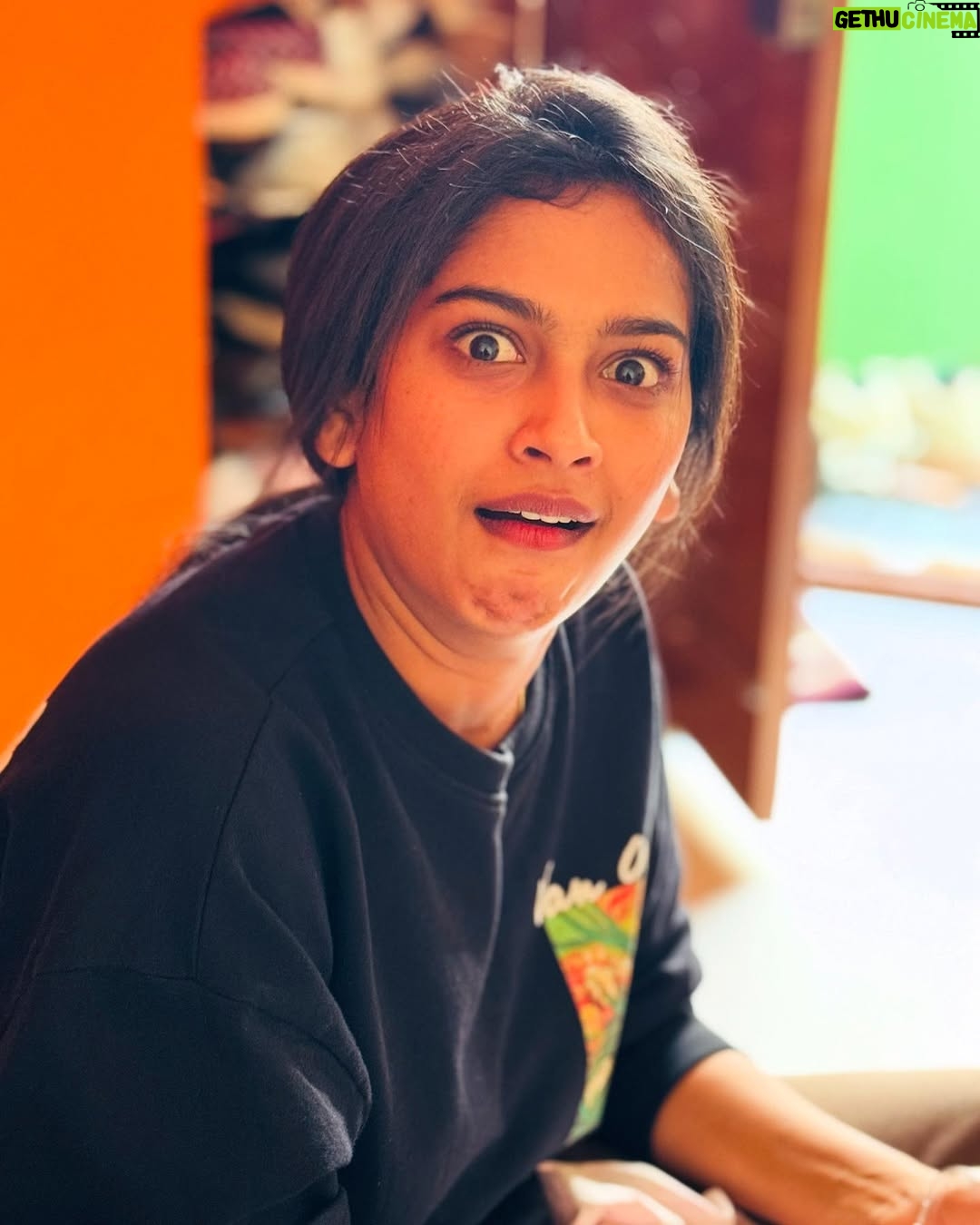 Swathi Konde - 50.3K Likes - Kutty drive to bangalore 🚙
Appa Amma thangacchi Frnds nyabagam vantha ipdi ellam nadakkum 😂❤️