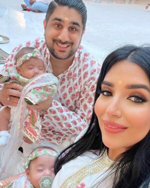 Swati Verma Instagram - What a special moment! Namkaran Sanskar Puja (Hindu Naming ceremony) done in Hindu Mandir Dubai 🙏🕉️✅ Thank you Pandit ji for such a beautiful moment for Vanessa & Valentina! 🥰👯‍♂️💞🍼 @thenandatwins

Outfits- @minime.organics