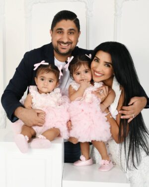Swati Verma Instagram - My world! 🌍 I actually teared up looking at this photo. They are just perfect and the freaking cutest ever! ❤️✨ Isn’t it? 🥹 

📸- @almahastudio
👗- @hoitymoppet 

 #NandaTwins #FamilyPhoto #photoshoot #Throwbackphoto