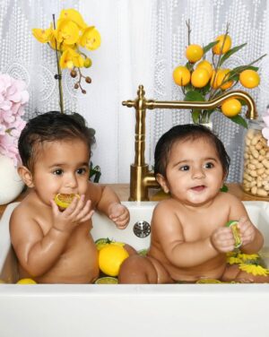 Swati Verma Instagram - OMG! 🥰 Valentina and Vanessa having the cutest little bath in the sink, playing with lemons! 🍋👶👶 I still can’t get over how adorable they are looking! 🥹💛

 📸 @almahastudio

 #TheNandaTwins #playtime #twinssisters #twinlife