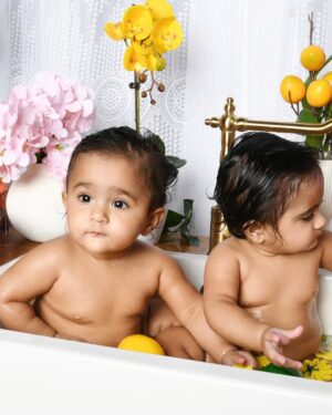 Swati Verma Instagram - OMG! 🥰 Valentina and Vanessa having the cutest little bath in the sink, playing with lemons! 🍋👶👶 I still can’t get over how adorable they are looking! 🥹💛

 📸 @almahastudio

 #TheNandaTwins #playtime #twinssisters #twinlife