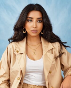 Swati Verma Instagram - 90’s vibes only! From grunge to glam 😍 Swipe left and tell me your favorite look in the comments below 👇🏻 🎸📸 

#90sRewind #swativerma #aiyearbook #yearbook
