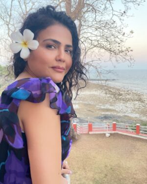 Sweta Singh Instagram - वो तो ख़ुश्बू है हवाओं में बिखर जाएगा 
मसला फूल का है, फूल किधर जाएगा 
(परवीन शाकिर)