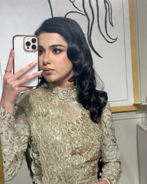 Syeda Tuba Anwar Instagram - About last night from Arisha’s wedding ♥️ MashaAllah 
May Allah pak give you every happiness of the world Aameen @arisharazikhan.official love you my doll 😘

Makeup @sanoberyasir 
Styling @_hassanabdullah @stylebyhassan 
Wearing @mysiebytahira 

#arisharazikhan #tubaanwar #arishagotdullah