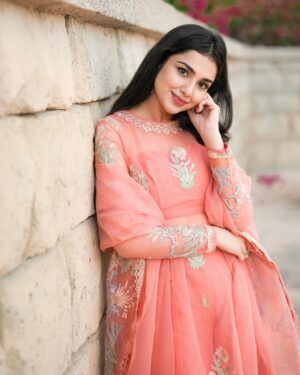 Syeda Tuba Anwar Instagram - عید اور امارات🧡

👗@khakaa.official @stylebykiranraza 
📷 @letsmediasolution 
💎 @bukhari_accessories 

#tubaanwar #eidmubarak