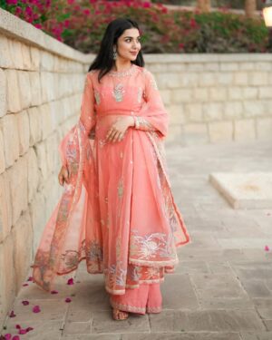 Syeda Tuba Anwar Instagram - عید اور امارات🧡

👗@khakaa.official @stylebykiranraza 
📷 @letsmediasolution 
💎 @bukhari_accessories 

#tubaanwar #eidmubarak