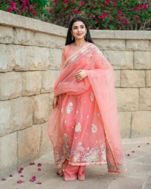 Syeda Tuba Anwar Instagram - عید اور امارات🧡

👗@khakaa.official @stylebykiranraza 
📷 @letsmediasolution 
💎 @bukhari_accessories 

#tubaanwar #eidmubarak