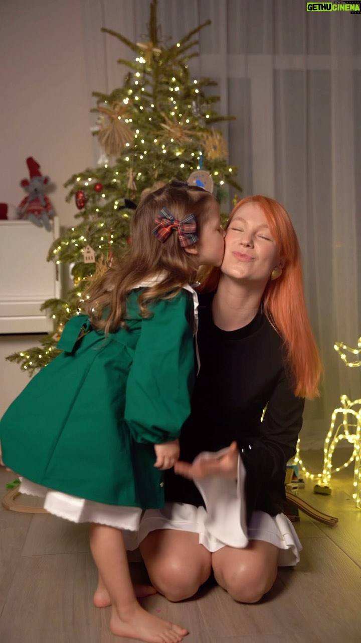TARABAROVA - 18.5K Likes - Це була новорічна ніч🎄
Ми з дівчатами розпакували та одягли дивовижні сукні @reel.ua , почали танцювати і тут я побачила неймовірну усмішку своєї мами🥹 таку теплу, таку щиру.. а потім вона сказала: «У мене в дитинстві була схожа зелена сукня із комірцем, я так її любила»☺️
⠀
У кімнаті стало по-особливому затишно, а в моєму серці дуже тепло. Ми обійняли бабусю міцно-міцно, напевно це і є магія.. магія свят.
⠀
Усе змінюється, а любов залишається найголовнішою у нашому житті.
А ви памʼятаєте знакові речі з дитинства? Ляльку? Сукню? Машинку? Поділіться 🙏🏻
⠀
P.S.: дякую всій команді @reel.ua за любов у кожному шовчику ✨