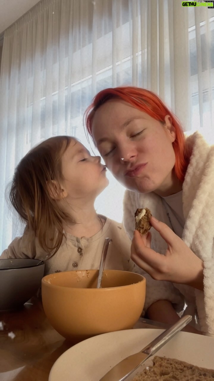 TARABAROVA - 5.2K Likes - Наші ранки з Поліною 🤍
Це коли ми вже зібрали та проводили двоє старших у садок та школу 🥹 це десь 7:20 😅і Поля так кайфує - вся мамина увага її ))
⠀
Найважче у материнстві для мене, та ще і з нічними обстрілами, стресом, страхами - це недосип і коли малі хворіють. І якщо з вірусами ти приймаєш це, як життя, то від недосипу їде дах, це коли ти прокидаєшся по 5 разів за ніч, потім не можеш заснути, ну таке - жалітися не моє.
⠀
Просто хочу попросити себе та вас - знаходити сили на світло, цінувати кожну хвилиночку, особливо коли так світить сонце і так швидко ростуть наші діти.
Поліні скоро 2 роки, я просто в шоці … час летить.