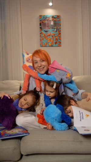TARABAROVA Instagram - Ми обожнюємо обійматися, це безцінний ритуал нашої родини, ранок ми починаємо з обіймів , обіймаємося і коли нам весело і коли сумно, в обіймах один одного ми знаходимо порятунок і страх проходить, обійми дійсно заспокоюють! А з появою у нашому житті Обіймиків - іграшок створених для різноманітних емоційних потреб дитини наші обійми стали ще вагомішими, тому як кожна із іграшок відповідає за різну емоцію та наповнена різним важливим сенсом, які допомагають нашим дітям позбутися зайвої тривоги, заспокоїтись перед сном, повірити у себе, відчувати себе щасливим тут і зараз . 
Іграшки «Обіймики» створені  @silpoua у колаборації із нашою улюбленою дитячою та сімейною психологинею @svitlanaroyz за підтримки @mastercardukraine 
При покупці іграшок у Сільпо з карткою Mastercard діє знижка 15% . 
Іграшки та книжку «Майстерня Обіймів» авторки Тетяни Стус можна знайти у всіх магазинах «Сільпо» та на сайті silpo.ua 👌🏻 
 
Спробуйте і ви, обійми та час проведений якісно з нашими дітьми дійсно важливі .