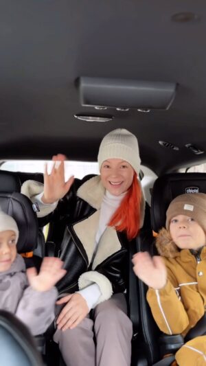 TARABAROVA Instagram - Ділимося з вами нашим ТОП-3 ігор в дорозі🚗
Обожнюємо - «Що я бачу», «Гра в слова» та «Правда чи неправда»
⠀
Ну а найбільше за все діти звісно ж люблять перекусики)) на цей раз нас врятувала новинка від @milupa.ua - дитячі йогурти зі злаками.
Є два смаки: яблуко-груша-злаки🍏 та персик-злаки🍑
Вони зручного формату з трубочкою - ідеально для перекусу у машині! Містять біфідобактерії та 100% молоко екстраґатунку☝🏻
⠀
Спробуйте обов’язково і діліться в коментарях, як розважаєте дітей під час подорожей!