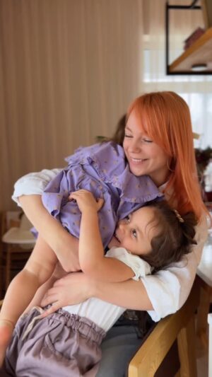 TARABAROVA Instagram - У реальності, в якій ми живемо світ несеться і ми намагаємося встигнути все, приймати не популярні рішення і щоб остаточно себе не загубити по дорозі у цьому вирії мене рятує моя родина, мої діти та прості повсякденні ритуали ☝🏻 де не треба зайвих думок, простий, але такий важливий водночас обід, який може бути легким та приносити радість всім, хто поруч.
⠀
Саме про це наше відео, про те, що можна важливіше побути разом і що круто, що є помічники, такі як каші та мʼясні пюре @milupa.ua , які мої діти люблять з першого прикорму. Марія любила мультизлакову та рисову кашу, а Поліні дуже подобається гречана 👌🏻
⠀
Для мене, як для працюючої мами трьох дітей - це порятунок   я точно впевнена в якості так, як Milupa це 85 років європейського досвіду☝🏻
⠀
Час безцінний!
Знаходьте можливість якісно проводити цого з тими, кого любите ✨
⠀
А яку кашу люблять ваші малюки? Поділіться, будь ласка 👇🏻