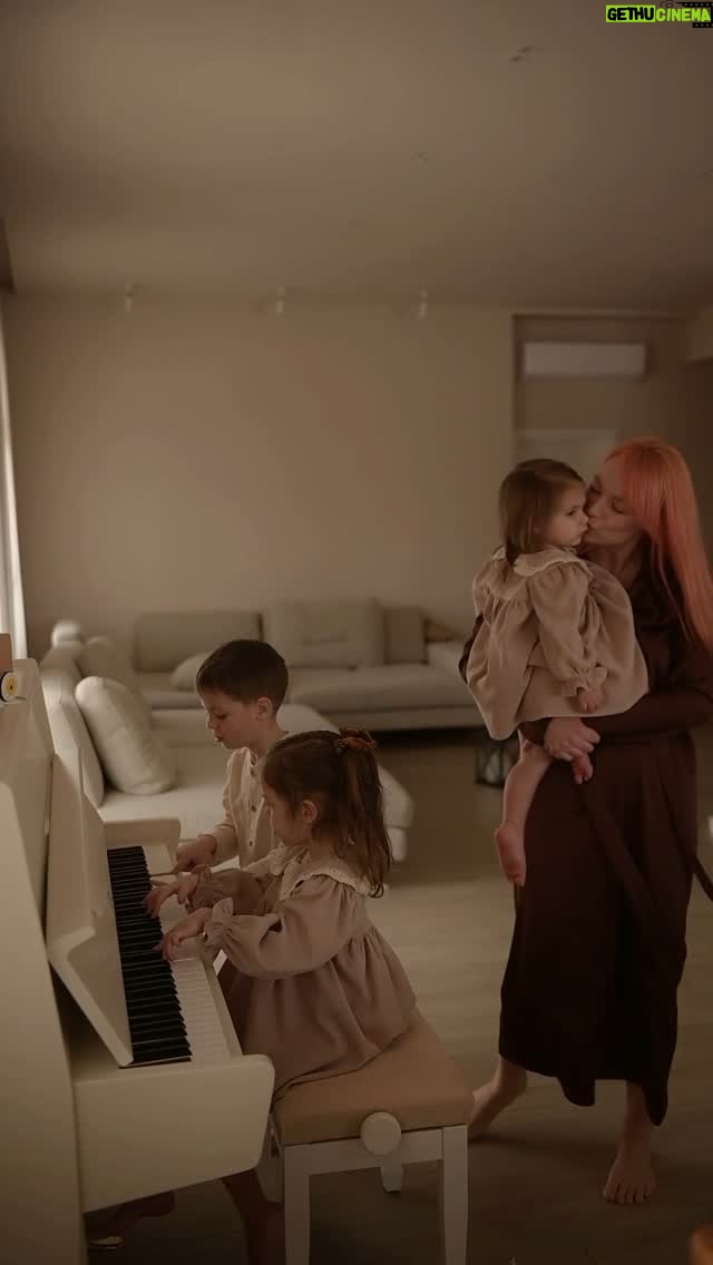 TARABAROVA - 3.3K Likes - Ця пісня дає мені надію, що все обовʼязково буде добре.
Таке спокійне і щире почуття.
⠀
Цікаво, як діти вплинули на мою музику, як змінили мене та моє життя.
Ми разом написали найтепліші пісні Світлої Сторони, які, сподіваюсь будуть жити і оберігатимуть наших дітей, допомагатимуть їм в житті знаходити сенси та підбадьорювати у складні часи.
Разом ми написали цілий «Дитячий альбом», пісні «Сонечко», «добре серце», « я і ти» - руханку, яку знає кожен маленький українець і я безмежно тішусь цьому.
Сподіваюсь напишемо ще безліч теплих історій..
⠀
Приходьте співати разом 4.03 у Жовтневий палац Київ і 29.03 Львів у Центрі Довженко з дітьми можна і навіть потрібно👌🏻
Кожен момент безцінний.
⠀
Квитки у профілі та сторіз
⠀
#світла_сторона_музики
#заспокоймене