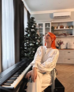 TARABAROVA Instagram - В єдності наша сила.
З Днем Соборності, рідна Україно 🇺🇦
⠀
P.S.: і як би не було складно - не дозволяйте сумнівам захопити ваше серце, доброта справедливість, рано чи пізно, перемагає.
Вірю.
⠀
#світла_сторона_музики