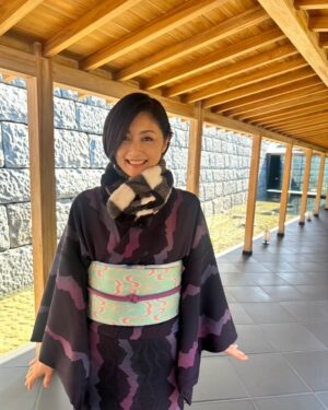 Takako Tokiwa Instagram - 京都画報…内容とは関係ないシリーズ再び（笑）

今回の京都画報は「京都の名建築に泊まるーラグジュアリーホテルの世界ー」

ということで、それはそれは素敵なホテルばかりでうっとりでした✨

近代建築からの宿泊施設。
今回も中川理先生にご案内頂きました。

#丸福樓の上にあるbar
#宿泊者なら誰でも使える とか
#となると 
#角ハイボールのcmごっこもできます
#メッチャ楽しいです（笑）
#中川先生とプロデューサーさん
#お客様役 
#笑ったわぁ🤣 

#京都画報のお昼ご飯は
#3つ前の回
#日本画が息づく暮らしの会にも出てきた
#竹内栖鳳先生
#の、旧私邸レストラン
#素敵でした💕 

#女が階段を上がる時 
#やっぱりやるよね〜

#皆さんはどのホテルが気になったかしら？