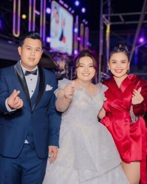 Takkatan Chonlada Instagram - ขอแสดงความยินดีกับน้องเกลและน้องภาค ￼ หลานสาวสุดสวย สุดที่รักของลุงกา สาขลา ด้วยนะคะ เป็นเกียรติ￼อย่างมากที่ลุงกาให้ตั๊กแตนมาร้องเพลงมอบความสุขในวันที่สำคัญของน้องทั้งสอง ครอบครัว ญาติพี่น้อง และแขกทุกๆท่าน แตนเห็นลุงกายิ้มมีความสุขที่เห็นหลานสาวเป็นฝั่งเป็นฝาแตนก็ดีใจด้วยนะคะ ￼ ขอให้น้องเกลและน้องภาครักกันจนชั่วนิรันดร์ ￼ มีเหลนให้ลุงกาอุ้มไวๆน้าาาน้องเกล 😝 พี่แตนจะร้องเพลงจนกว่าลูกน้องเกลจะบวชเลย ฮ่าาๆ ❤️🙏🏻😝￼