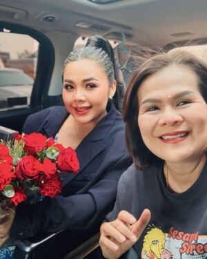 Takkatan Chonlada Instagram - รอยยิ้มที่จริงใจที่เรามีให้กันมาระยะเวลาที่ยาวนานแล้ว ถ้าใครได้ติดตามตั๊กแตนก็จะรู้เลยว่าเมื่อไหร่ที่แตนมาที่นครศรีธรรมราชจะมีพี่น้ำ ป้าจอยและพี่สรวิทย์ ￼คอยซัพพอร์ตแตนเสมอ ￼ ทุกสถานการณ์ทุกปัญหาเค้าจะอยู่เคียงข้างแตนเสมอ  เรียกได้ว่ามานครฯไม่ต้องกลัวอะไรเลย ￼￼และวันนี้แตนมาเล่นที่นครฯ แตนมาแสดงความยินดีกับพี่น้ำหรือนายกน้ำ วาริน ชิณวงศ์ นายกอบจ.นครศรีธรรมราช ดีใจกับทุกความสำเร็จของพี่น้ำนะคะ ❤️ @warin_chinnawong @pajoy_fowkhao