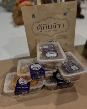 Takkatan Chonlada Instagram - แตนขอบคุณพี่คิมเจ้าของร้านตู้กับข้าวมากๆนะคะ ที่นำอาหารสุดแสนอร่อยมาให้แตนถึงที่เวทีคอนเสิร์ตเลย เมื่อวานเครื่องบินดีเลย์ เลยช้าไปหมดเลยค่ะเลยไม่ได้แวะไปที่ร้าน พี่คิมให้ผู้จัดการพี่สันห่ออาหารมาให้ที่หลังเวที ขอบพระคุณมากๆนะคะที่เอ็นดูตั๊กแตน 🙏🏻 ขอบคุณพี่สันด้วยนะคะที่นำอาหารมาให้แล้วก็อยู่ดูคอนเสิร์ตน้องจนจบเลย @kimteerasak @a_supachai1 @gyb2