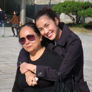 Tang Thanh Ha Instagram - Mỗi năm đến sinh nhật con, mẹ luôn chờ đúng giờ con chào đời để nhắn tin chúc mừng con. Khi làm mẹ con mới hiểu….Con có lớn cỡ nào cũng luôn nhỏ bé trong mắt của mẹ. Và vì khoảnh khắc con chào đời luôn trở về với mẹ như vừa mới diễn ra. Sinh nhật không chỉ là ngày của riêng con mà còn là ngày đặc biệt của mẹ nữa, ngày hai mẹ con mình lần đầu gặp nhau. 

Cảm ơn mẹ đã mang con đến với cuộc đời này và luôn là bến đỗ bình yên của con. Con yêu mẹ!