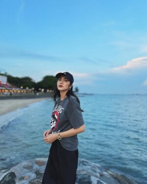 Tang Thanh Ha Instagram - Bạn dẫn đi biển chơi, bạn chụp ảnh cho mình 🙃