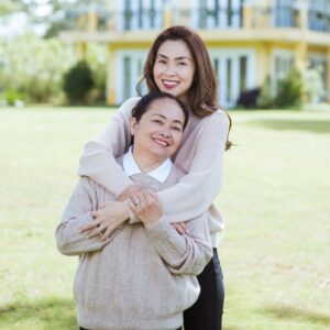 Tang Thanh Ha Instagram - Mỗi năm đến sinh nhật con, mẹ luôn chờ đúng giờ con chào đời để nhắn tin chúc mừng con. Khi làm mẹ con mới hiểu….Con có lớn cỡ nào cũng luôn nhỏ bé trong mắt của mẹ. Và vì khoảnh khắc con chào đời luôn trở về với mẹ như vừa mới diễn ra. Sinh nhật không chỉ là ngày của riêng con mà còn là ngày đặc biệt của mẹ nữa, ngày hai mẹ con mình lần đầu gặp nhau. 

Cảm ơn mẹ đã mang con đến với cuộc đời này và luôn là bến đỗ bình yên của con. Con yêu mẹ!
